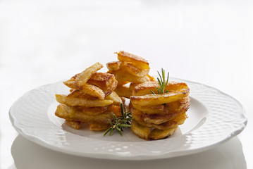 patate arrosto su piatto con rosmarino