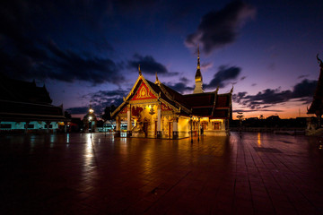 Naklejka premium Beautiful sunset in Wat Pratat Choeng Chum at Sakon Nakhon Province, Thailand.Landmark of thailand.
