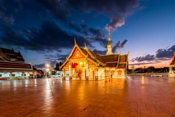 Obraz premium Beautiful sunset in Wat Pratat Choeng Chum at Sakon Nakhon Province, Thailand.Landmark of thailand.
