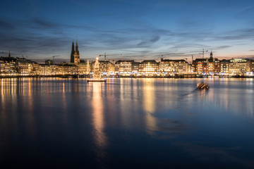 Obraz premium Hamburg Skyline - Ship on Alster by Night