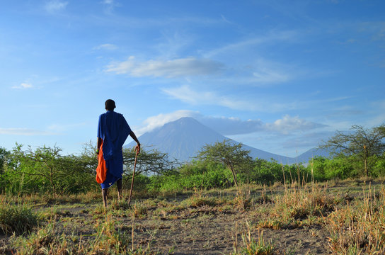 masaï face au volcan sacré