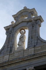  Estatua de la Virgen con el niño Jesúa en la Santa Iglesia Catedral de Santa María la Real de la Almudena de Madrid,España
