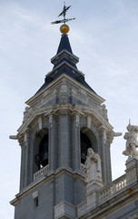 Fototapeta na wymiar Torre del campanario de la Santa Iglesia Catedral de Santa María la Real de la Almudena de Madrid,España 