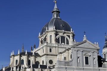 Naklejka premium Cúpula de la Santa Iglesia Catedral de Santa María la Real de la Almudena de Madrid,España 