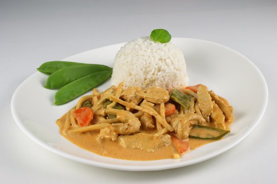 Thailändisches Kokos-Curry mit Hähnchen und Reis