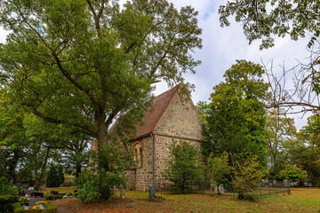 Fototapeta na wymiar Denkmalgeschützte Kirche und Kirchhof in Kargow (Ansicht von Süden)