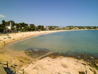 Costa Brava en la playa de Sant Pol en el pueblo de Sant Feliu en Girona Cataluña España y mar...