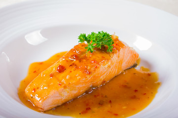 salmon en salsa chili con maracuya