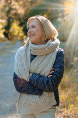 Lebensfrohe Seniorin im Herbst