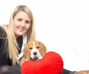 Junge Frau mit Hund Welpe.