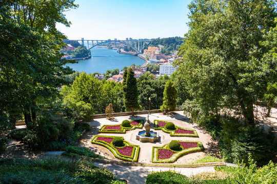 Porto jardins du palais de cristal vue sur le Douro et le pont Ponte d'Arr&aacute;bida Arr&aacute;bida