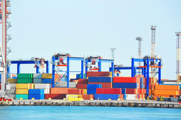 Fototapeta premium Portowy dźwig towarowy i kontener