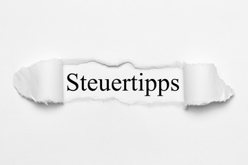 Steuertipps auf weißen gerissenen Papier