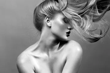Fototapeten hübsches sexy Mädchen Schwarz-Weiß-Profil mit Wind in den Haaren © dianashender