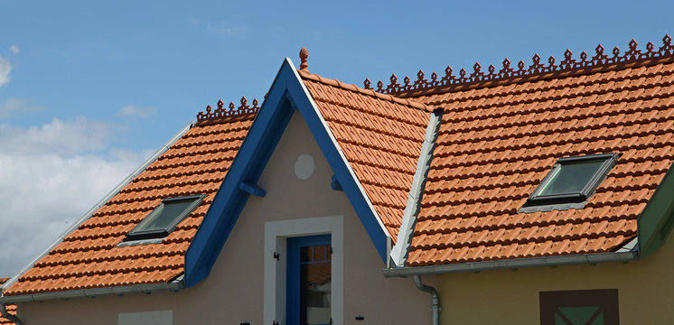Toiture en tuile avec faitage d&eacute;coratif
