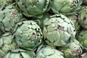 Fototapeta premium Green fresh globe artichokes on market display