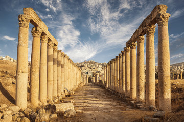 Obraz premium Columns of the cardo maximus, Ancient Roman city of Gerasa of Antiquity , modern Jerash, Jordan