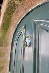 Heurtoir en bronze sur une belle porte verte en bois massif