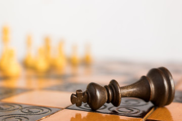 Scacchi fotografati su una scacchiera