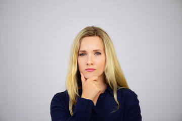 Nachdenkliche junge Frau