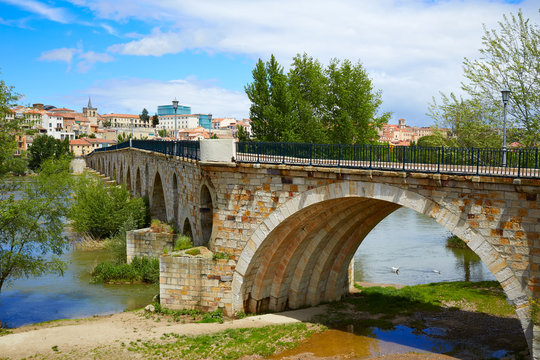 Zamora Puente de Piedra stone bridge on Duero
