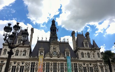 Fototapeta na wymiar PARIS, FRANCE - JULY 31, 2016 : view of Paris City hall with 