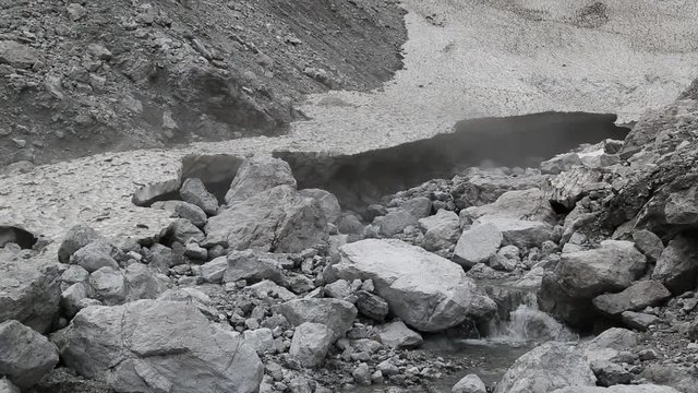 Eingang der Eiskapelle am Fu&szlig; des Watzmann, Schneefeld; Nationalpark Berchtesgaden, Sommer 