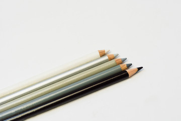 Lápices de colores escala de grises a negro sobre fondo aislado blanco