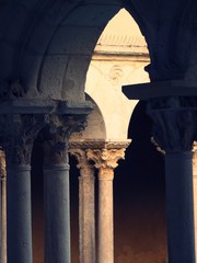 Säulen und Kapitelle im Kreuzgang eines Klosters - 127443715