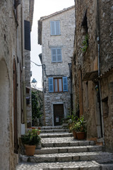 Fototapeta na wymiar Passage en pierre et constructions traditionnelles du village de Saint-Paul de Vence dans les Alpes-Maritimes, France