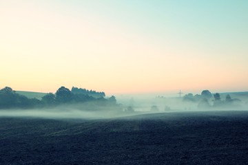 Landschaft im Morgengrauen mit Nebel - 127449330