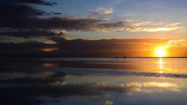 ウユニ塩湖に沈む夕日