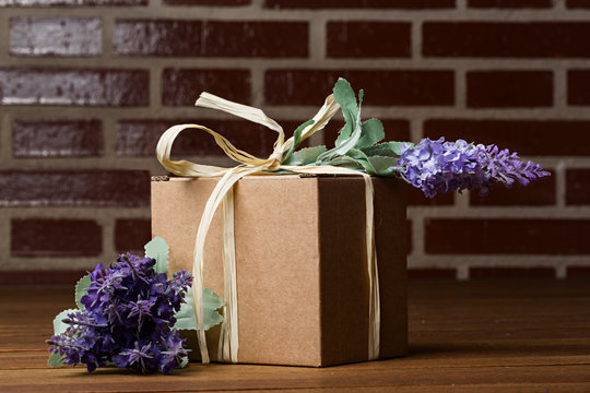 Caja para regalo de cart&oacute;n con flores de lavanda.