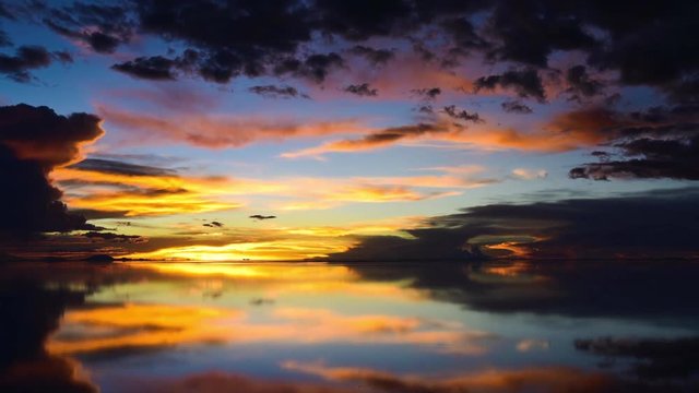 夕暮れのウユニ塩湖