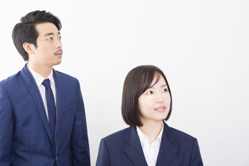 ビジネス　男女2人　スーツ　髭　汎用　見つめる　上司と部下　白バック　コピースペース