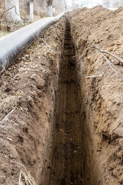 trench laying pipe