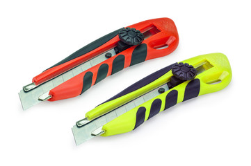 Два ножа на изолированном белом фоне