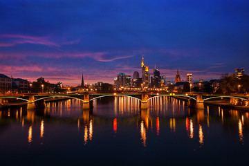 Fototapeta na wymiar Skyline Frankfurt am Abend