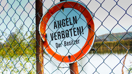 Ein Hinweisschild Angeln Verboten