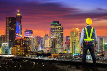Naklejka premium Engineer holding yellow helmet
