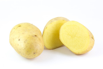 Patate crude intere e tagliate