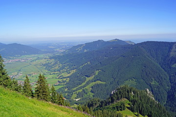 Fototapeta premium Blick vom Laber auf Ober-und Unterammergau u. Ammergauer Alpen ( Bayern )