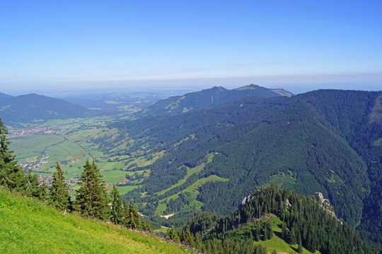 Blick vom Laber auf Ober-und Unterammergau u.
Ammergauer Alpen ( Bayern )