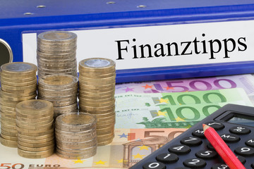 Finanztipps Ordner mit Geld und Taschenrechner