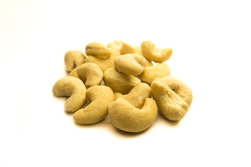 Fototapeta premium Cashewnüsse isoliert auf weiß