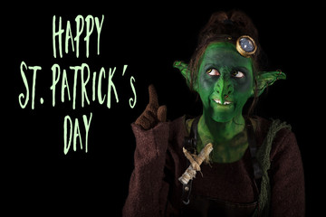 grüner Kobold zeigt auf Text, Happy st. patrick´s day