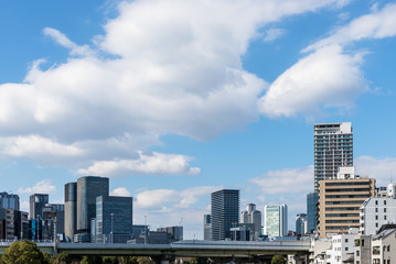 Fototapeta na wymiar 大阪市のビル群と空