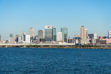 Fototapeta na wymiar 淀川と大阪市の都市風景
