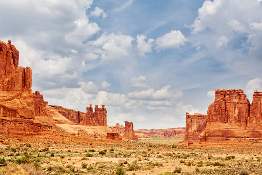 Fototapeta Dramatic sandstone cliffs in Arches National Park, Utah, United States