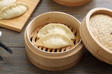 gnocchi crudi ripieni con carne o verdure sfondo tavolo moderno